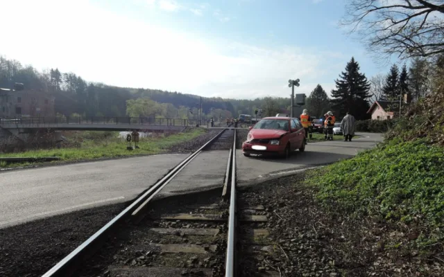 U Višňové se dnes ráno střetl vlak s osobním automobilem
