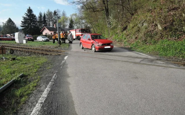 U Višňové se dnes ráno střetl vlak s osobním automobilem