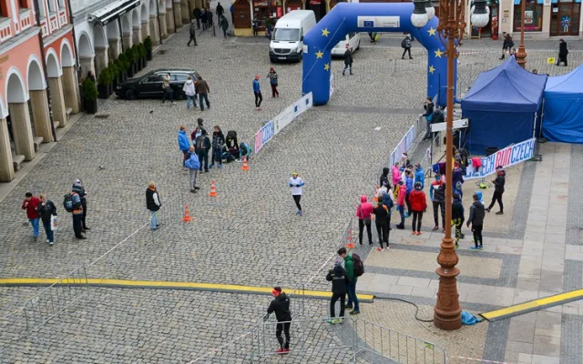 Juniorský maraton před radnicí.