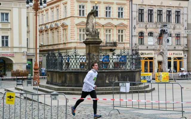 Juniorský maraton před radnicí.