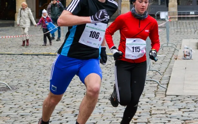 Juniorský maraton před radnicí.