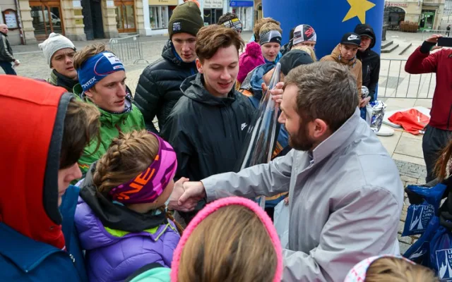 Juniorský maraton před radnicí.