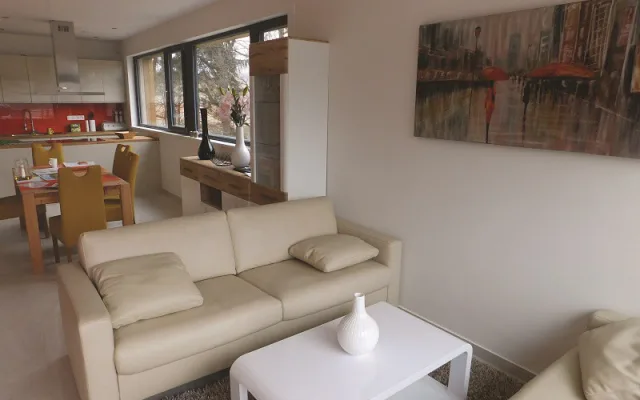 Na okraji Mníšku finišuje výstavba pětadvaceti podzemních domků