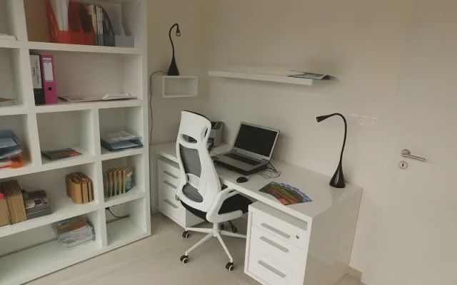 Na okraji Mníšku finišuje výstavba pětadvaceti podzemních domků