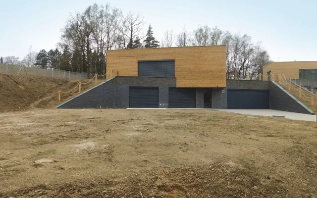Na okraji Mníšku finišuje výstavba pětadvaceti podzemních domků