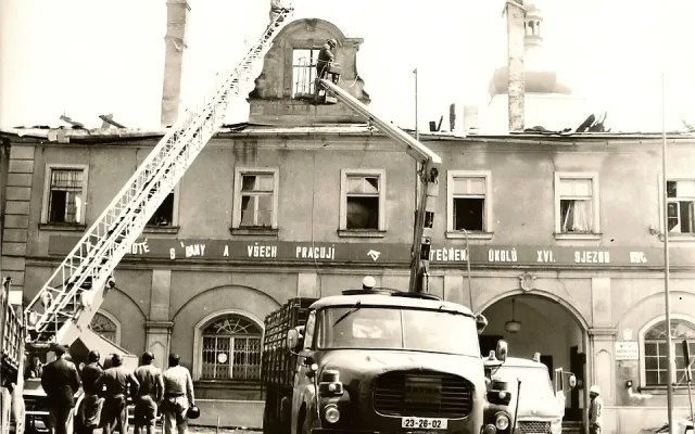 Budova úřadu ráno po požáru.
