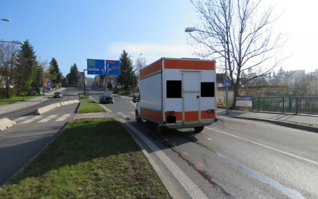 Řidič dodávky před přechodem neubrzdil.