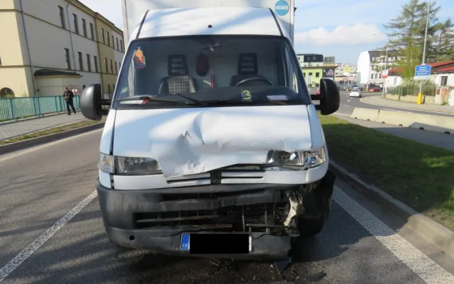 Řidič dodávky před přechodem neubrzdil.