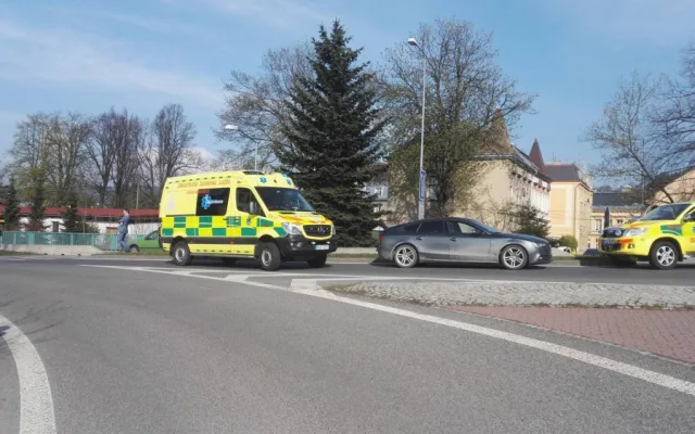 Audi na přechodu pouštělo chodce. Řidič dodávky to přehlédl a do auta narazil