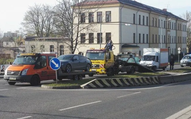Audi na přechodu pouštělo chodce. Řidič dodávky to přehlédl a do auta narazil