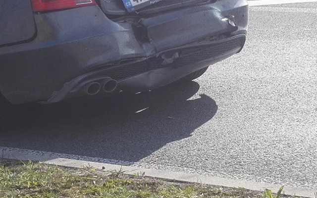 Audi na přechodu pouštělo chodce. Řidič dodávky to přehlédl a do auta narazil