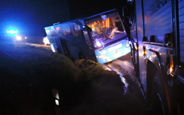 Na Albrechtickém kopci zapadl autobus plný dětí, vyprostit ho musela těžká technika