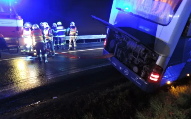 Na Albrechtickém kopci zapadl autobus plný dětí, vyprostit ho musela těžká technika