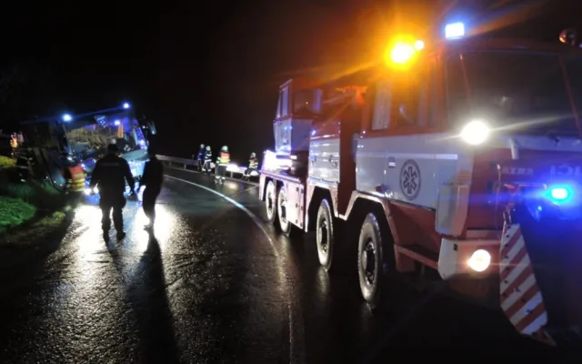 Na Albrechtickém kopci zapadl autobus plný dětí, vyprostit ho musela těžká technika