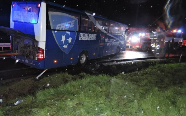Na Albrechtickém kopci zapadl autobus plný dětí, vyprostit ho musela těžká technika