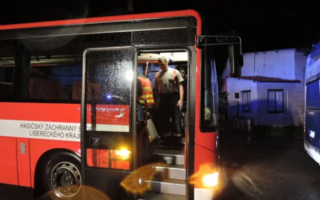 Na Albrechtickém kopci zapadl autobus plný dětí, vyprostit ho musela těžká technika