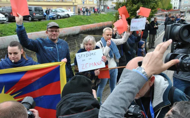 Prezidenta v Liberci přivítalo pískání a červené karty. Ke krajskému úřadu přišla skupinka jeho odpůrců