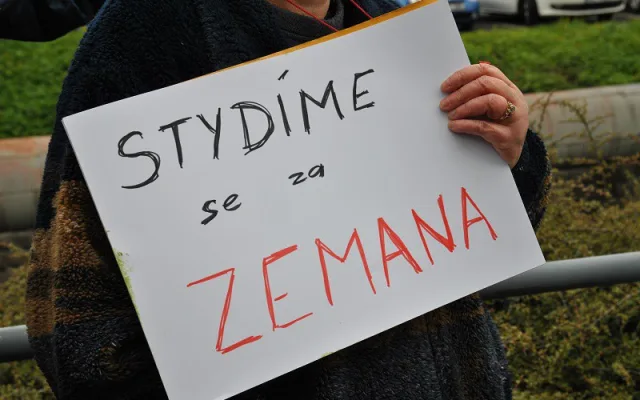 Prezidenta v Liberci přivítalo pískání a červené karty. Ke krajskému úřadu přišla skupinka jeho odpůrců