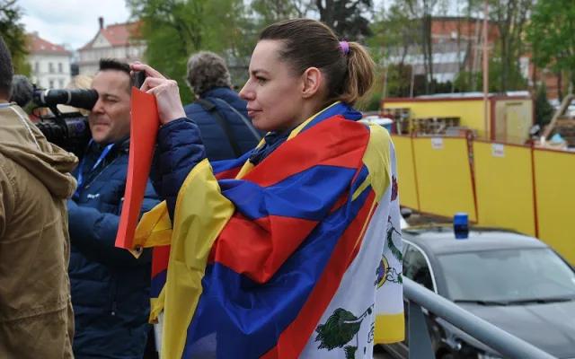 Prezidenta v Liberci přivítalo pískání a červené karty. Ke krajskému úřadu přišla skupinka jeho odpůrců