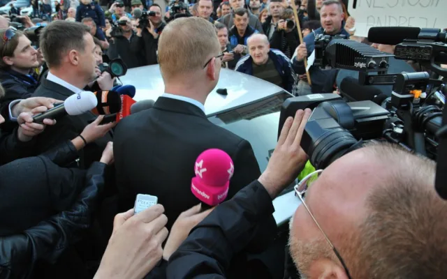 Pavel Bělobrádek před demonstranty