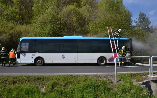Autobus začal hořet za jízdy.