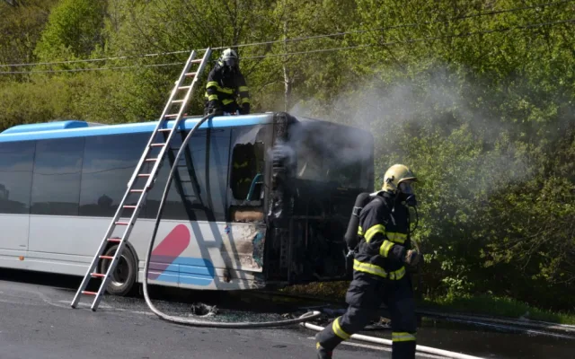 Autobus začal hořet za jízdy.