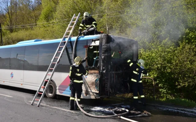 Autobus začal hořet za jízdy.