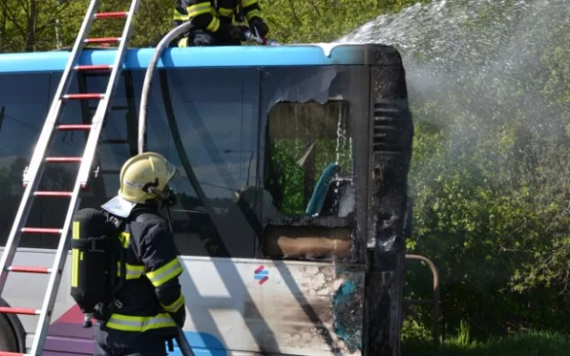 Autobus začal hořet za jízdy.