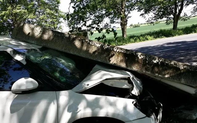 Auto zdemolovalo zastávku.