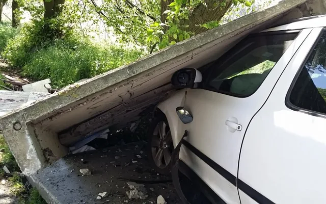 Auto zdemolovalo zastávku.