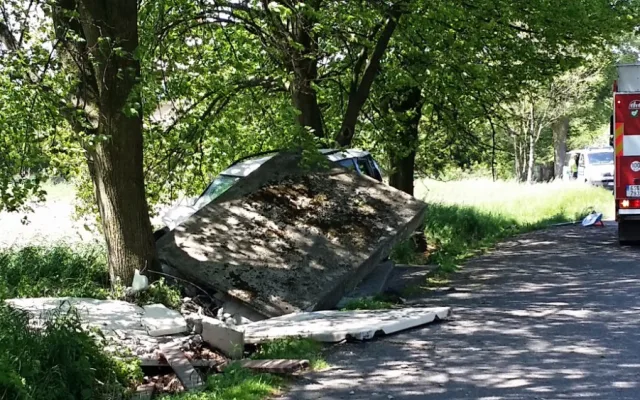 Auto zdemolovalo zastávku.