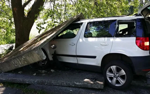 Auto zdemolovalo zastávku.