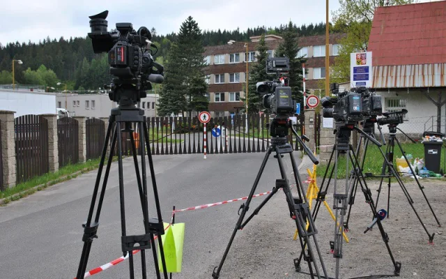 Už třetí den čekají novináři na Kajínka, milost zatím nedorazila