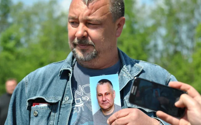 Před rýnovickou věznici dorazil fanoušek Jiřího Kajínka s podepsanou fotografií
