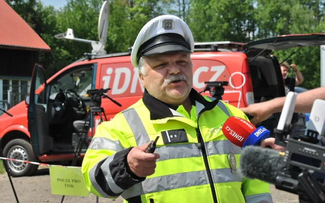Před rýnovickou věznici dorazil fanoušek Jiřího Kajínka s podepsanou fotografií