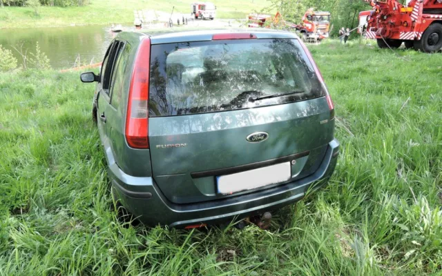 Auto vjelo do rybníka.