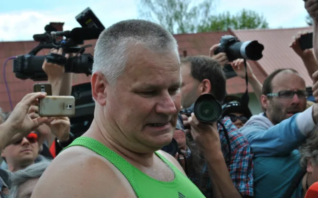 Jiří Kajínek odpovídá novinářům.