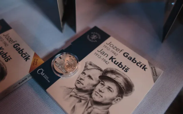 Medaile s Gabčíkem a Kubišem.