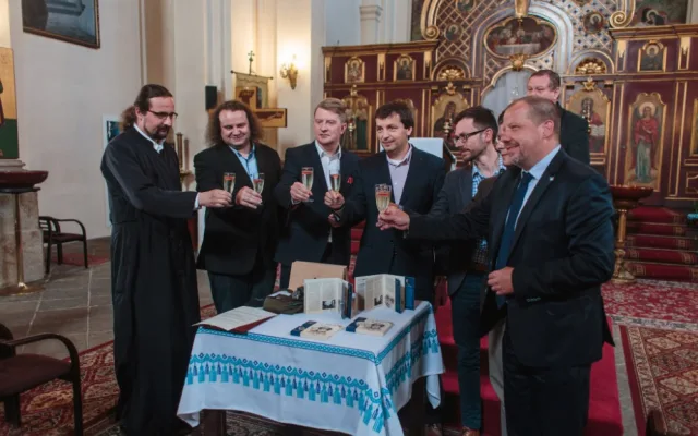 Medaile s Gabčíkem a Kubišem.