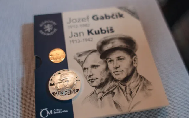 Medaile s Gabčíkem a Kubišem.