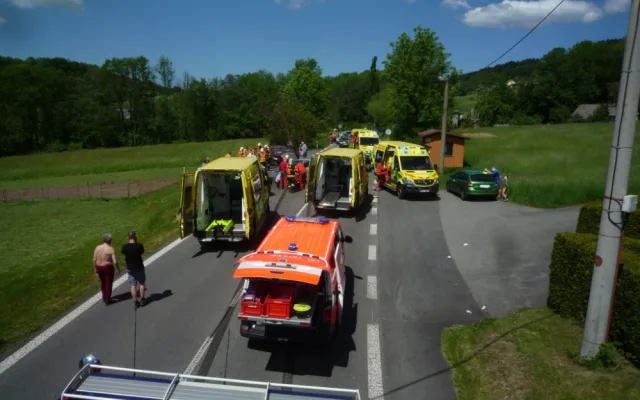 Vážná dopravní nehoda pod Kozákovem. Sedm lidí se zranilo, tři těžce