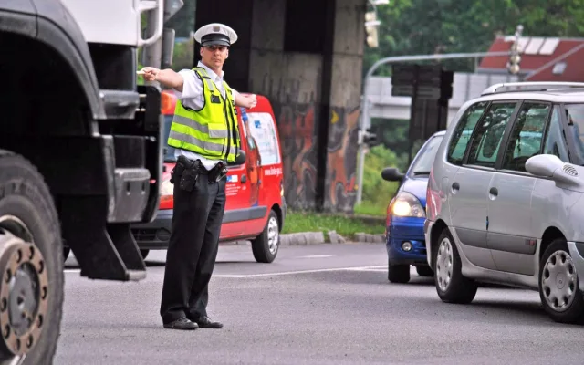 Dopravní policisté řídili dopravu na křižovatce u Viaduktu.