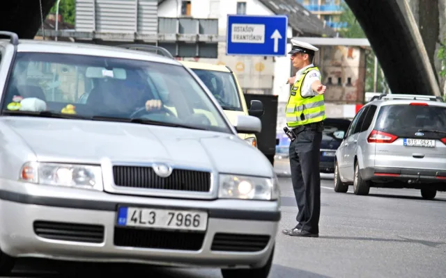 Dopravní policisté řídili dopravu na křižovatce u Viaduktu.