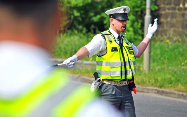 Dopravní policisté řídili dopravu na křižovatce u Viaduktu.