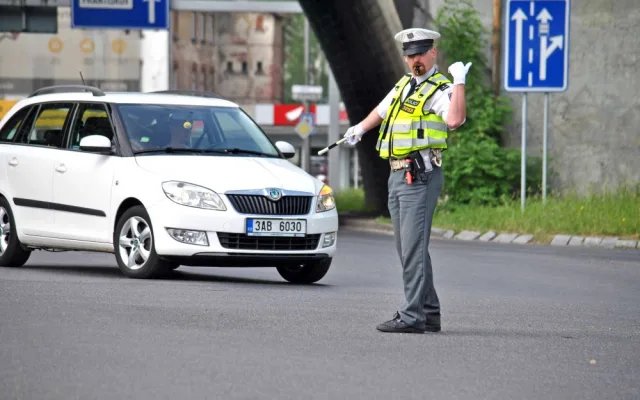 Dopravní policisté řídili dopravu na křižovatce u Viaduktu.