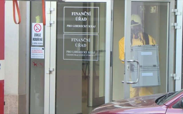 Na finančním úřadě zasahovali hasiči, úředníky vyděsila podezřelá zásilka