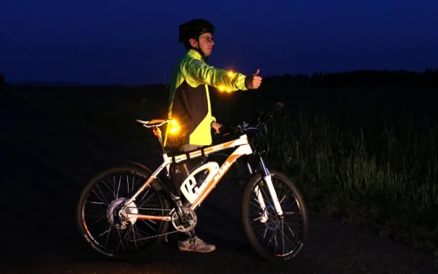 Světlo bundy zviditelní cyklistu