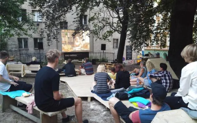 Na přeměnu zanedbaného místa v park stačil studentům jediný týden.