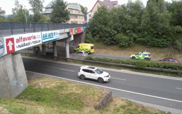 Na průtahu Libercem havarovala Octavie, auto po nárazu skončilo na střeše.