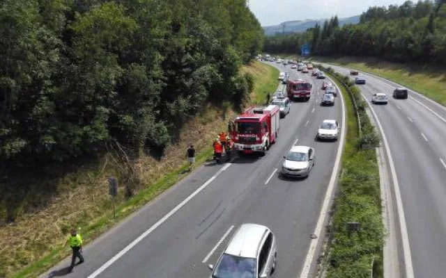 Na průtahu Libercem havarovala Octavie, auto po nárazu skončilo na střeše.